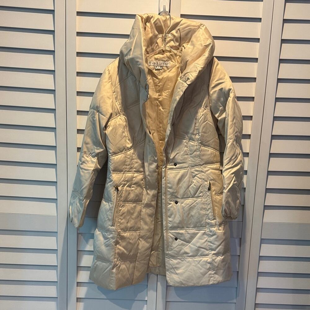 Larry Levine Cream Puffer Jacket with zipper/ buttons.